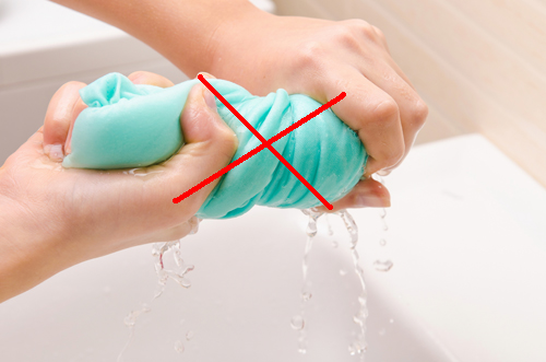 Cách giặt áo thun không bị giãn
