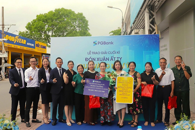 Gần 5 tỉ đồng quà tặng trao khách hàng PGBank trong chương trình ưu đãi tiền gửi- Ảnh 1. Gần 5 tỉ đồng quà tặng trao khách hàng PGBank trong chương trình ưu đãi tiền gửi- Ảnh 1.